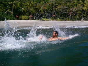 Hocheffizient Schwimmen im Pazifik (Costa Rica)